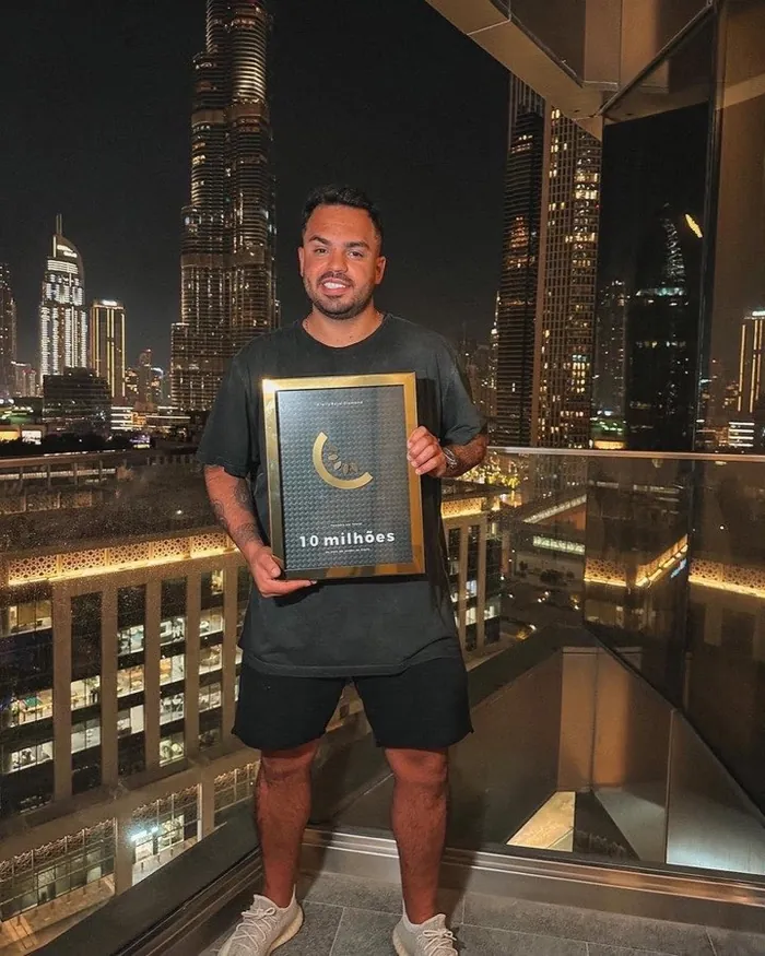 Jeff recebendo a placa de R$10 milhões em vendas na Kiwify